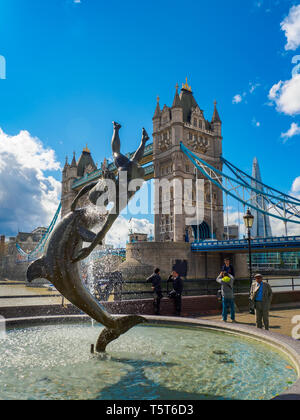 Vista la "Ragazza con un delfino' scultura e fontana di David Wynne sul lungomare vicino al Tower Bridge di Londra, Regno Unito in una giornata di sole. Foto Stock