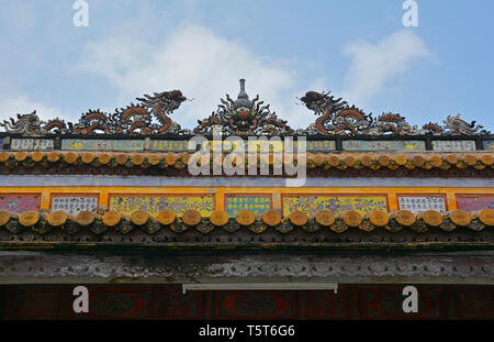 Dettaglio del tetto sulla Thai Hoa palazzo nella città imperiale, tonalità, Vietnam Foto Stock