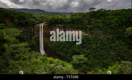 Un temporale a Chamarel cascata sulla bellissima isola di Mauritius. Foto Stock