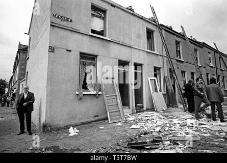 La cancellazione dopo la bomba dell'IRA i danni in Shankill lealisti zona di Belfast nei primi anni settanta, Irlanda del Nord durante i guai Foto Stock