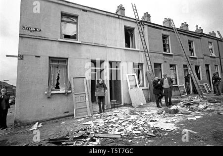 La cancellazione dopo la bomba dell'IRA i danni in Shankill lealisti zona di Belfast nei primi anni settanta, Irlanda del Nord durante i guai Foto Stock