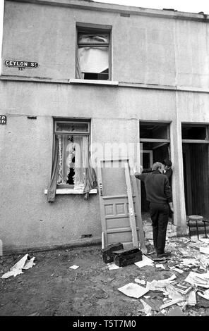 La cancellazione dopo la bomba dell'IRA i danni in Shankill lealisti zona di Belfast nei primi anni settanta, Irlanda del Nord durante i guai Foto Stock