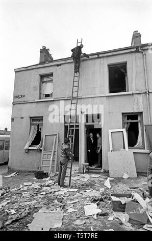 La cancellazione dopo la bomba dell'IRA i danni in Shankill lealisti zona di Belfast nei primi anni settanta, Irlanda del Nord durante i guai Foto Stock