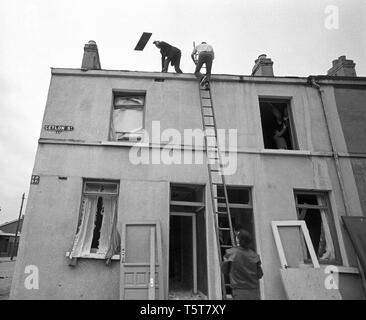 La cancellazione dopo la bomba dell'IRA i danni in Shankill lealisti zona di Belfast nei primi anni settanta, Irlanda del Nord durante i guai Foto Stock