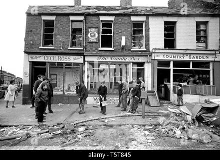 La cancellazione dopo la bomba dell'IRA i danni in Shankill lealisti zona di Belfast nei primi anni settanta, Irlanda del Nord durante i guai Foto Stock