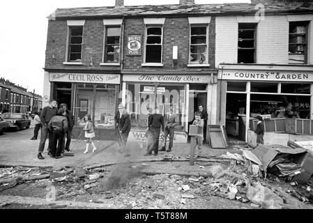 La cancellazione dopo la bomba dell'IRA i danni in Shankill lealisti zona di Belfast nei primi anni settanta, Irlanda del Nord durante i guai Foto Stock