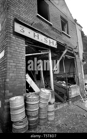 La cancellazione dopo la bomba dell'IRA i danni in Shankill lealisti zona di Belfast nei primi anni settanta, Irlanda del Nord durante i guai Foto Stock