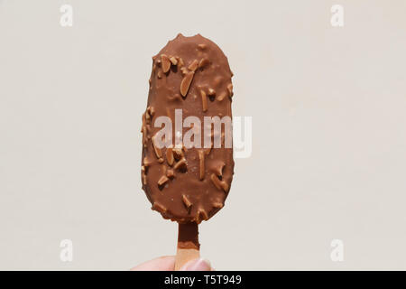 La vaniglia eschimese gelati ricoperti di cioccolato e mandorle pezzi Foto Stock