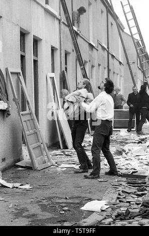 La cancellazione dopo la bomba dell'IRA i danni in Shankill lealisti zona di Belfast nei primi anni settanta, Irlanda del Nord durante i guai Foto Stock