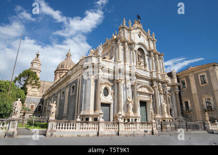 Catania - La Basilica di Sant'Agata e il porto in background. Foto Stock