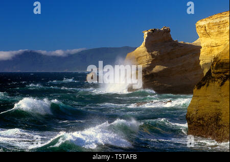 Cape Kiwanda stato Parco Nazionale Recreation Area grandi onde che si infrangono sulle scogliere rocciose pomeriggio con blue skies Northern Oregon Coast vicino Pacific Cit Foto Stock