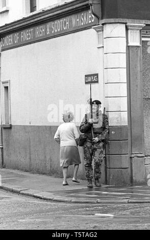 Esercito britannico soldato di pattuglia a Belfast primi settanta durante i guai, Irlanda del Nord Foto Stock