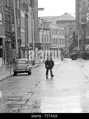 British Army Bomb Disposal soldato Avvio soffiatura della bomba bobby automobile intrappolata in Belfast, agli inizi degli anni settanta, Irlanda del Nord Foto Stock