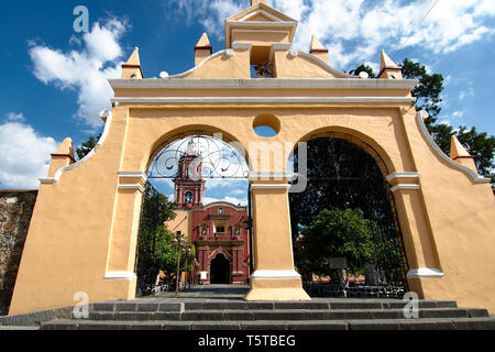 Cholula, Puebla, Messico - 2019: Ingresso a Santa María Tonantzintla chiesa, una delle tante chiese per cui questa città è famosa. Foto Stock