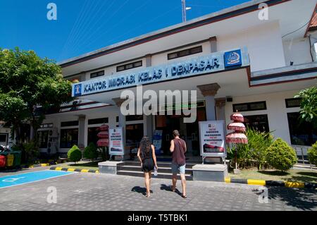 Denpasar, Bali, Indonesia - 24 Aprile 2019 : vista laterale dell'esterno dell'edificio dell'ufficio immigrazione (Imigrasi Kantor) a Denpasar mentre alcuni di Foto Stock