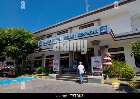 Denpasar, Bali, Indonesia - 24 Aprile 2019 : vista laterale dell'esterno dell'edificio dell'ufficio immigrazione (Imigrasi Kantor) a Denpasar mentre alcuni di Foto Stock