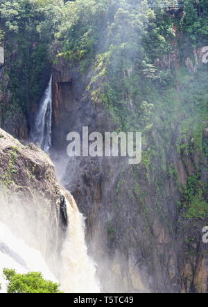 Barron River Falls cercando iconico in piena portata e notare il nuovo bordo Lookout, una Skyrail attrazione, visibile attraverso la nebbia in alto Foto Stock