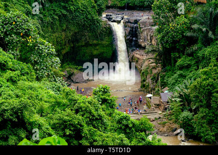 Tegenungan cascata è una cascata di Bali, Indonesia e si trova a Kemenuh Tegenungan village, in Gianyar, a nord dalla capitale Denpasar. Foto Stock