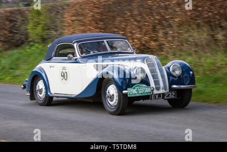 A 1938 Frazer Nash BMW 327/8 sale Southwaite Hill in Cumbria, Inghilterra. La vettura partecipa al 11th Flying Scotsman Rally. Foto Stock