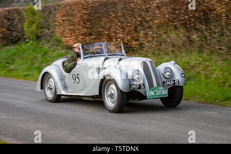 Una Frazer Nash BMW 328 1939 sale a Southwaite Hill in Cumbria, Inghilterra. La vettura partecipa al 11° Flying Scotsman Rally, un evento pubblico gratuito. Foto Stock