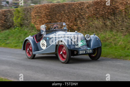 Un Riley Sprite del 1937 sale Southwaite Hill in Cumbria, Inghilterra. La vettura partecipa al 11th Flying Scotsman Rally, un evento pubblico gratuito. Foto Stock