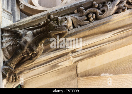 Questo particolare architettonico è una chimera o grottesco, situato sulla facciata anteriore della casa di Biltmore in Asheville, NC, Stati Uniti d'America Foto Stock