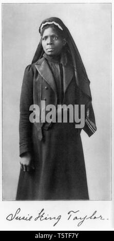 Susie re Taylor, primo African esercito americano infermiere, servita con XXXIII U.S. Truppe colorati reggimento di fanteria durante la Guerra Civile Americana, Three-Quarter lunghezza verticale, fotografia non datata, pubblicato 1902 Foto Stock
