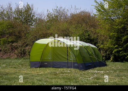 Verde grande tenda di famiglia in campeggio Foto Stock