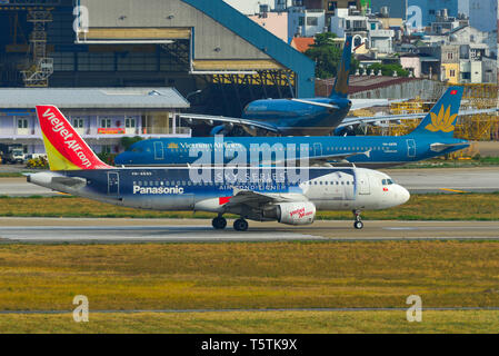 A Saigon, Vietnam - Apr 23, 2019. Gli aerei passeggeri di rullaggio sulla pista dell'Aeroporto Tan Son Nhat (SGN). Foto Stock