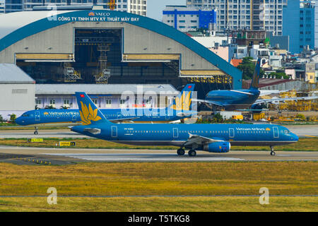 A Saigon, Vietnam - Apr 23, 2019. Gli aerei passeggeri di rullaggio sulla pista dell'Aeroporto Tan Son Nhat (SGN). Foto Stock