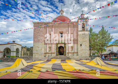 Una bella colorata vecchia chiesa di Mitla, Oaxaca, Messico Foto Stock