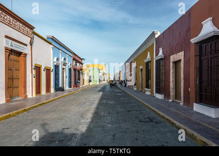 Strada di ciottoli con case colorate in San Francisco de Campeche, Messico Foto Stock