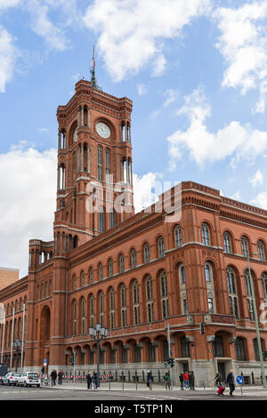 La gente per strada e Berlino del municipio, Rotes Rathaus (rosso Municipio) e la sua torre dell orologio in Germania. Foto Stock