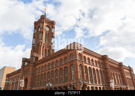 Vista della Berlino del municipio, Rotes Rathaus (rosso Municipio) e la sua torre dell orologio in Germania, in una giornata di sole. Foto Stock