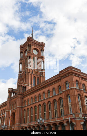 Vista della Berlino del municipio, Rotes Rathaus (rosso Municipio) e la sua torre dell orologio in Germania. Foto Stock