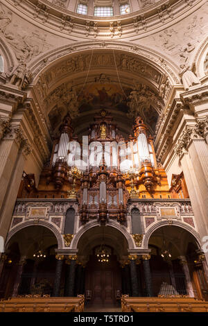 Organo a canne presso la storica e decorate Berliner Dom (cattedrale di Berlino) di Berlino, Germania. Foto Stock