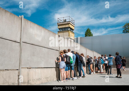 Berlino, Germania - Aprile, 2019: gruppo di studenti visitando il Memoriale del Muro di Berlino vicino Nordbahnhof Foto Stock