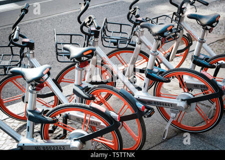 Berlino, Germania - Aprile, 2019: Mobike biciclette a noleggio. Mobike è una bicicletta sistema di condivisione con sede a Pechino, Cina Foto Stock