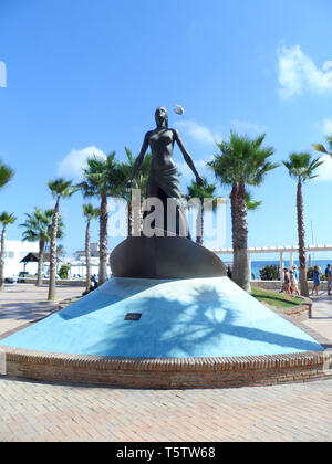 Statua di Mediterranea da Luis Reyes sul lungomare di Fuengirola, Costa del Sol, Spagna. Foto Stock