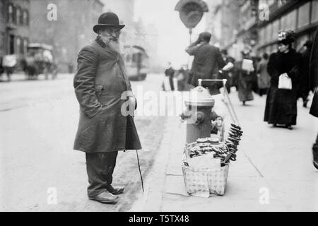 Venditore di pretzel sulla 6th Ave, New York City 1900. Foto Stock