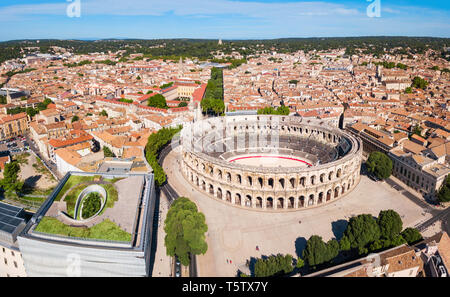 Nimes antenna Arena vista panoramica. Nimes è una città dell'Occitanie regione della Francia meridionale Foto Stock