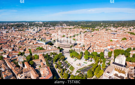 Nimes antenna Arena vista panoramica. Nimes è una città dell'Occitanie regione della Francia meridionale Foto Stock