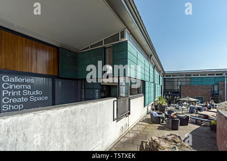 Il DCA (Dundee Contemporary Arts Center) entrata in Nethergate Dundee Scozia UK con fuori cafe Foto Stock