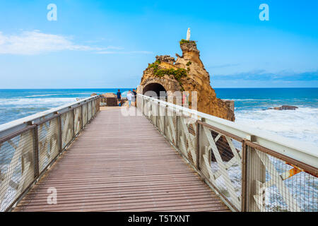 La roccia della Vergine o le rocher de la Vierge è un turistico naturale punto di riferimento nella città di Biarritz in Francia Foto Stock