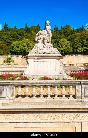 Les Jardins de la Fontaine è un parco pubblico situato nella città di Nimes nel sud della Francia Foto Stock