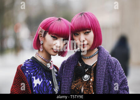 Parigi, Francia - 5 Marzo 2019: Street style abito - Ami Suzuki, Aya Suzuki prima di una sfilata di moda durante la settimana della moda di Parigi - PFWFW19 Foto Stock