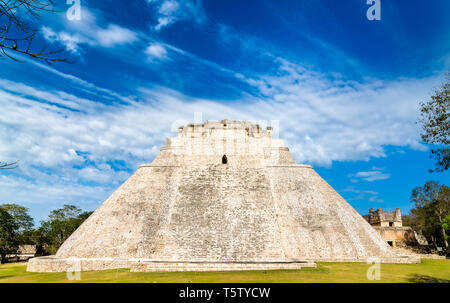 Piramide del adivino o la Piramide del mago a Uxmal in Messico Foto Stock