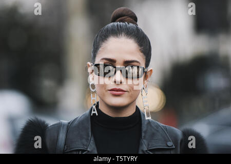 Parigi, Francia - 5 Marzo 2019: Street style - donna che indossa Chanel prima di una sfilata di moda durante la settimana della moda di Parigi - PFWFW19 Foto Stock