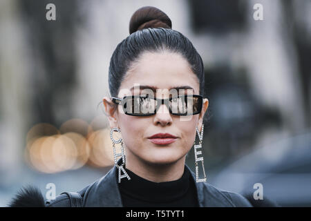 Parigi, Francia - 5 Marzo 2019: Street style - donna che indossa Chanel prima di una sfilata di moda durante la settimana della moda di Parigi - PFWFW19 Foto Stock