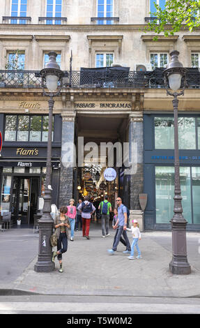 Parigi, Francia - 22 aprile , 2019: passaggio des Panoramas è il più antico passaggi coperti di Parigi. Il passaggio è stato aperto nel 1800 sul sito del paese di residenza o Foto Stock